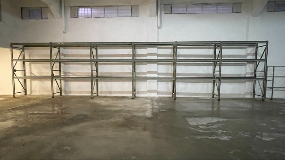 Armazém com 850m2 no Catujal