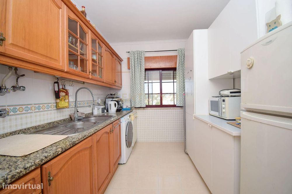 Apartamento T3, com 107 m² de área útil, estúdio musical com 40 m² e g