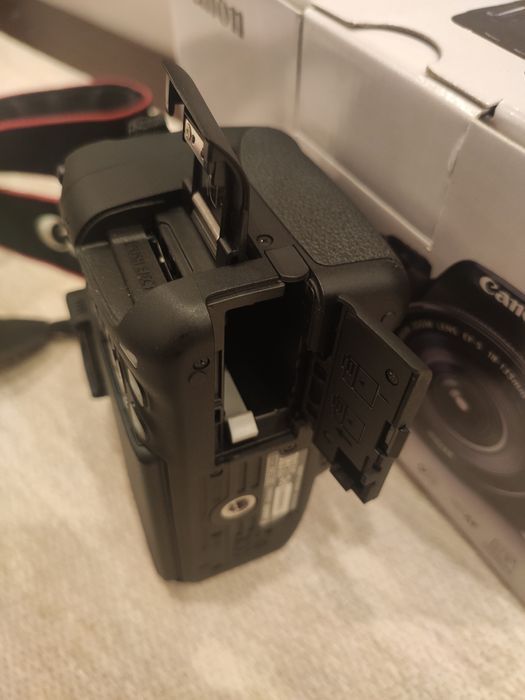 Vendo Máquina fotográfica Reflex EOS Canon 700d (avariada)