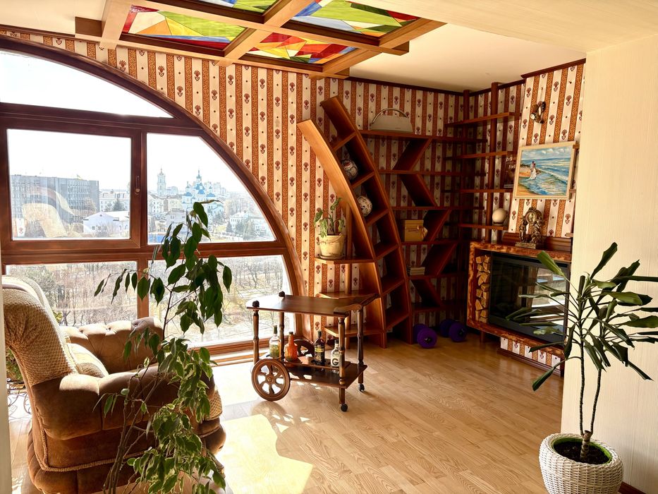 Продам 2-во поверхову квартиру в центрі міста