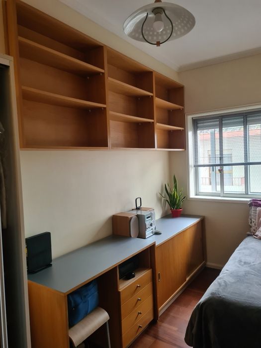 Conjunto de secretária, armário e estante