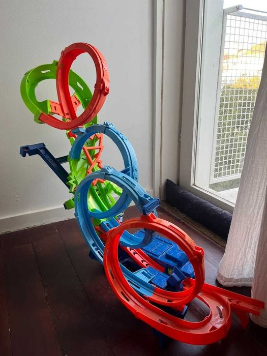 Pista Hot Wheels Action 4 Crash Looping – com booster motorizado