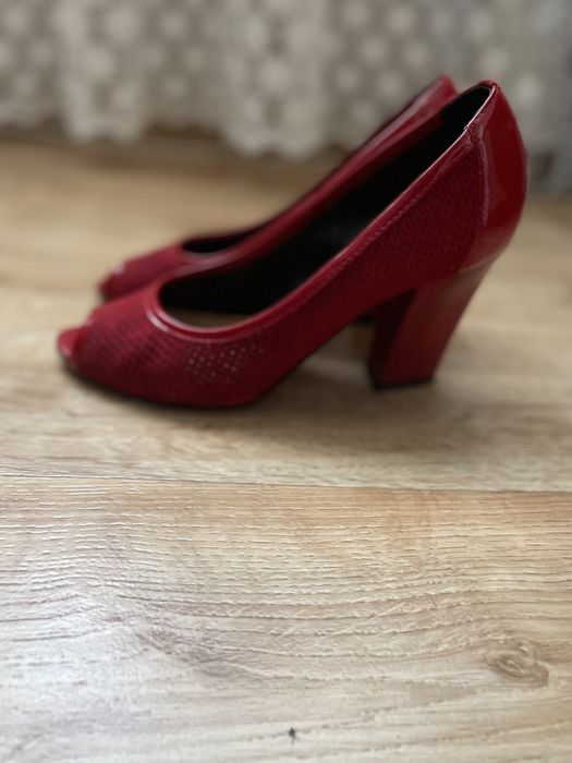 Туфлі з відкритим носком