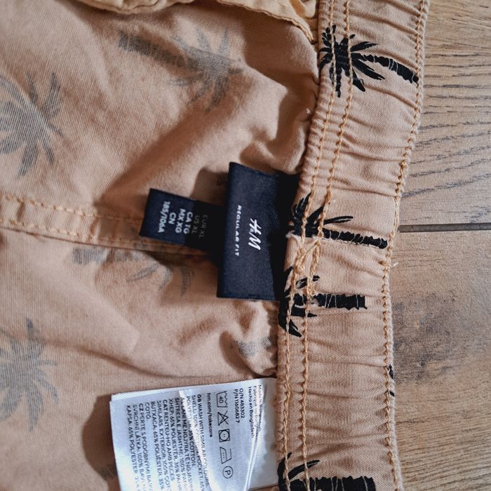 Beżowe spodenki szorty w palmy H&M