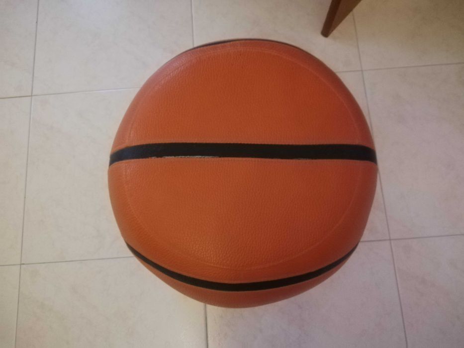 Bonito Puf Bola vermelho com riscas pretas