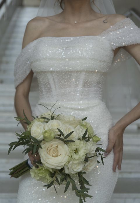 Біла весільна сукня