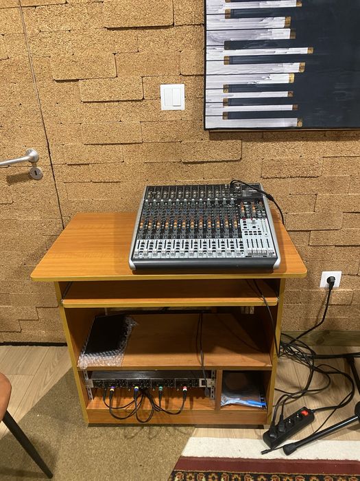 Mesa mistura Behringer QX 2442 USB