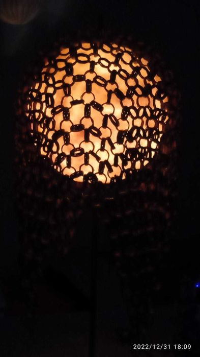 Lampa stojąca z ozdobną ratanową winoroślą