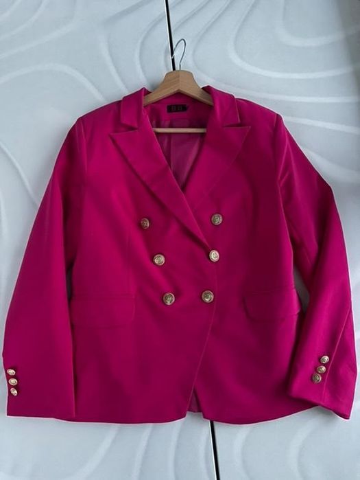 Różowy garnitur damski magenta fuksja, złote guziki uniwersalny