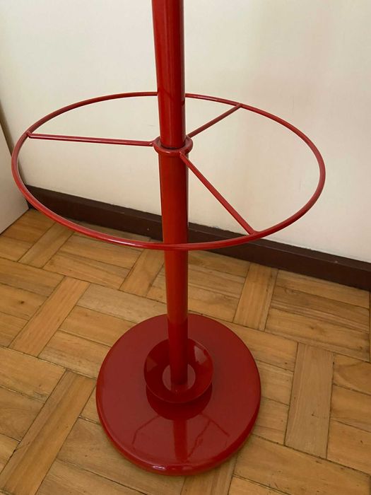 Cabide de pé (bengaleiro) vermelho - aço. Marca VERSA