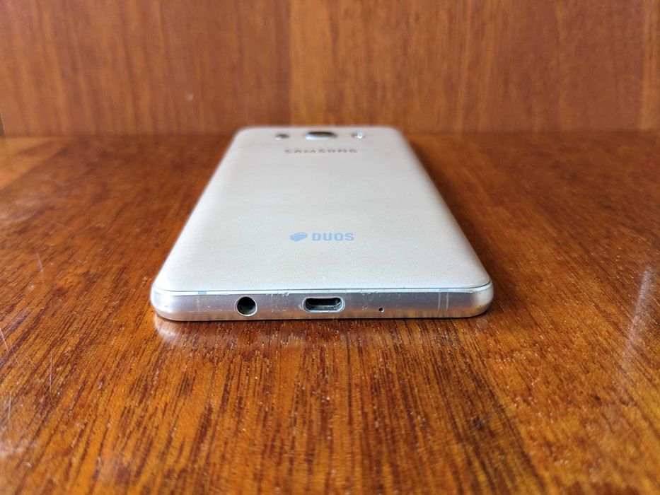 Смартфон Samsung Galaxy J5 (2016) J510H/DS с блочком и кабелем зарядки