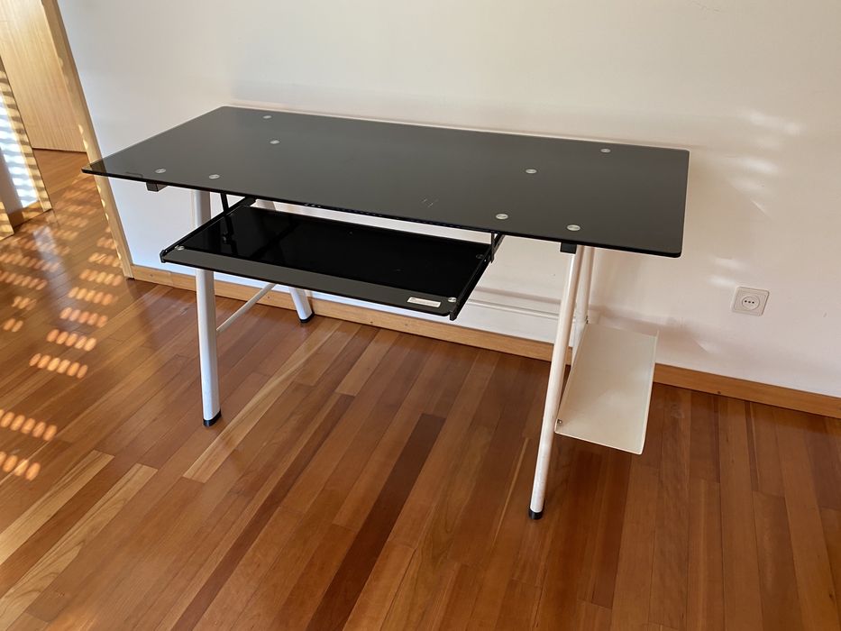 Secretaria com tampo em vidro