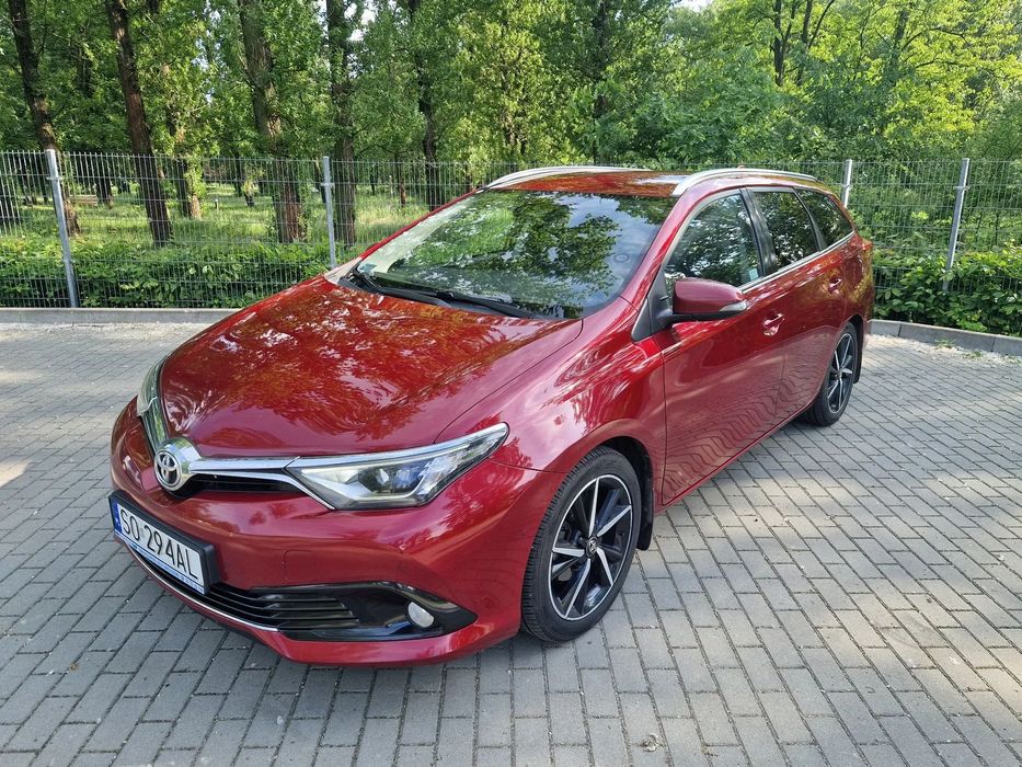 Toyota Auris Czerwona Toyota Auris 2017 1.6 D-4D