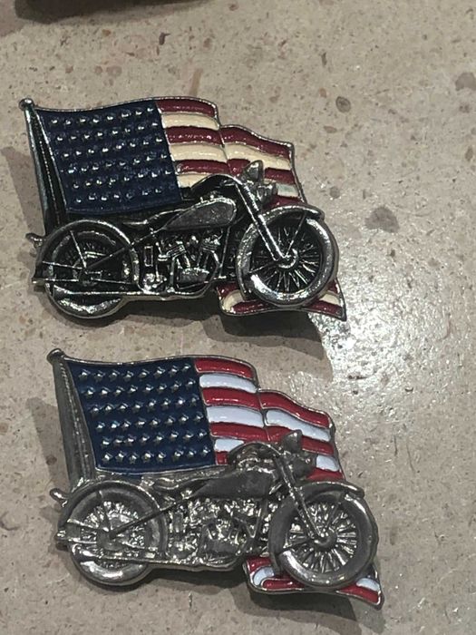 Conjunto de 2 Pin's de mota com bandeira da América