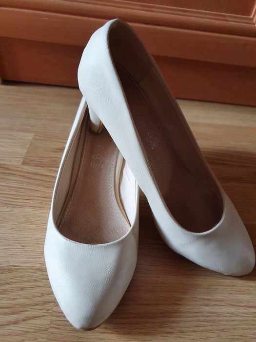 Beżowe buty na obcasie rozmiar 39