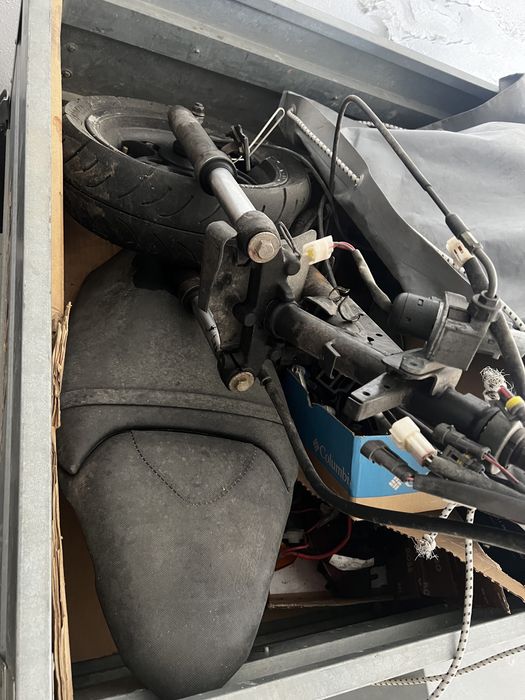 DESPACHAR: 2 scooters Benelli 49x (1 a andar + outra para peças)