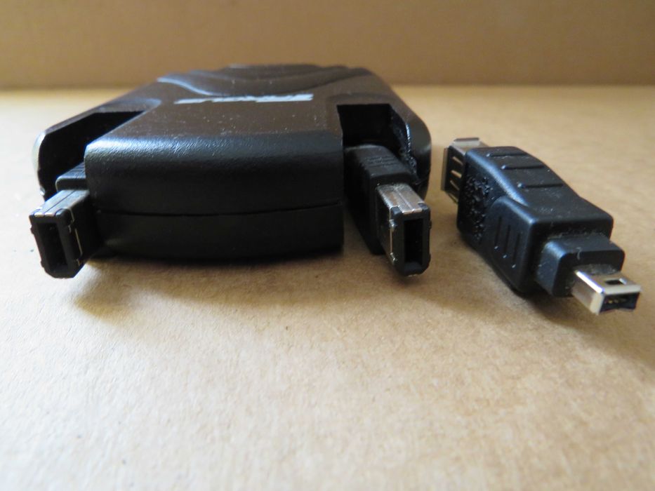 Cabo FIREWIRE plano/flat extensível/retrátil Marca TARGUS Estado novo.