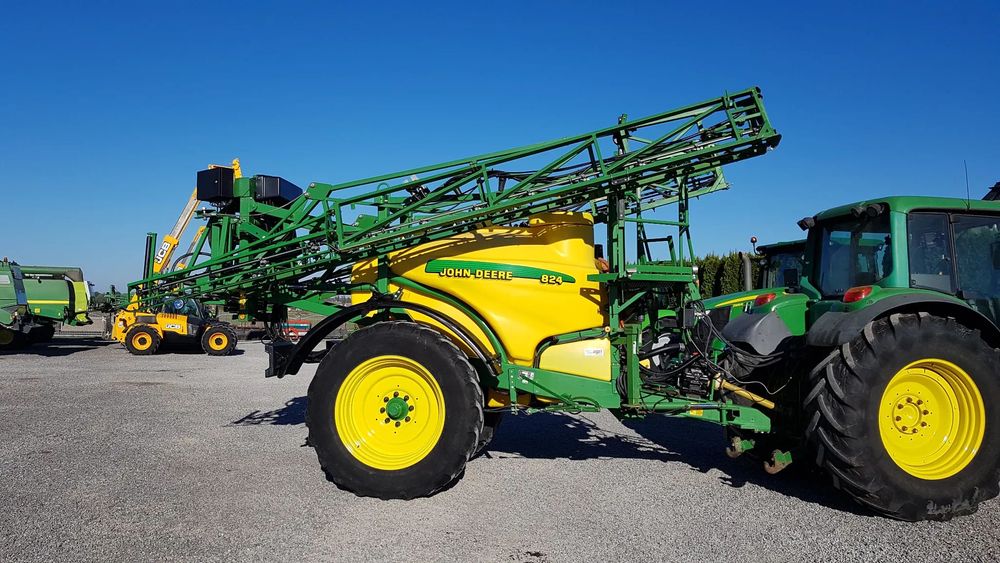 John Deere 824  Ładny Opryskiwacz John Deere 824 Belka 24M 2400L !!!