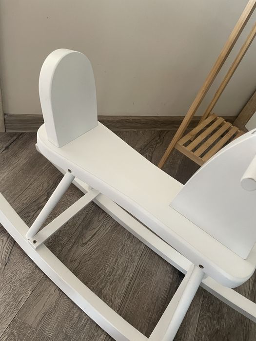 Drewniany konik na biegunach biały