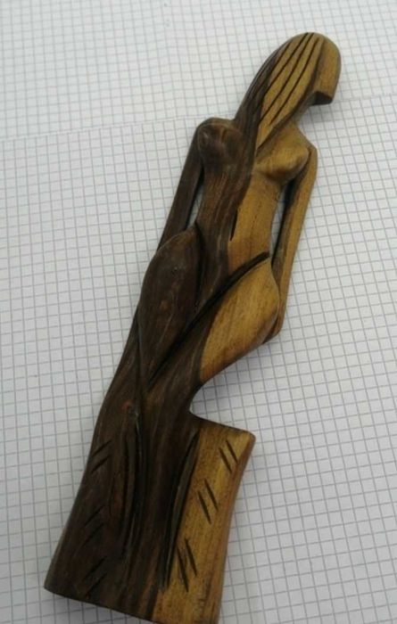 Сувенір різьблена фігура жінки