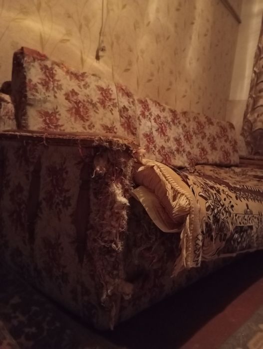 Віддам старий диван