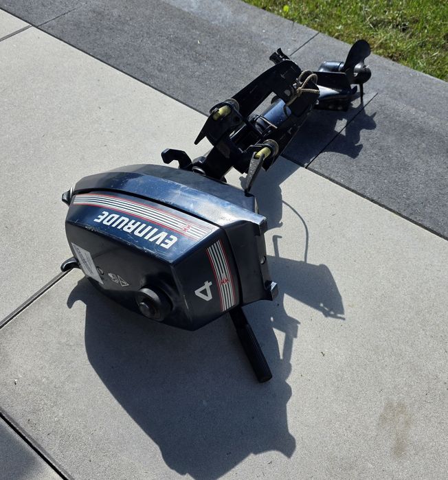 Silnik zaburtowy Evinrude 4 KM 2T (dwusuw) – lekki, wbudowany zbiornik
