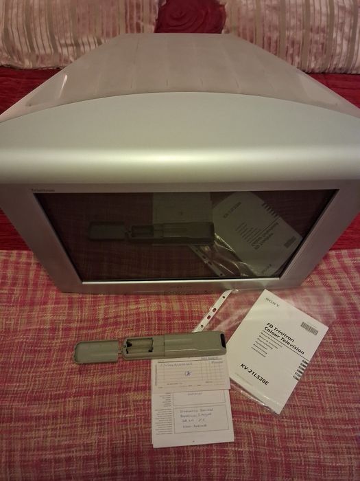 TV Sony BlackTrinitron 53cm×46cm (profundidade 52cm), ecrã 21 " (52cm)
