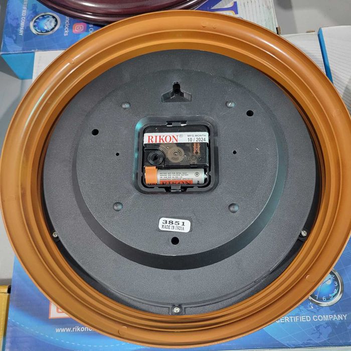 Круглые красивые настенные часы