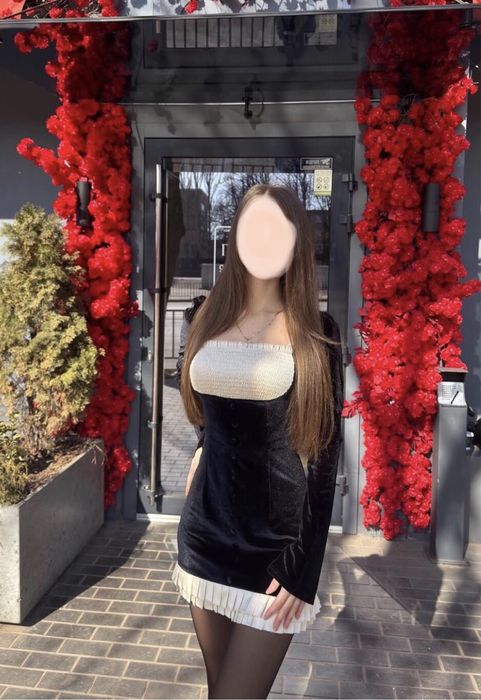 Модна чорна сукня з білими рюшами, стильна, розмір XS-S