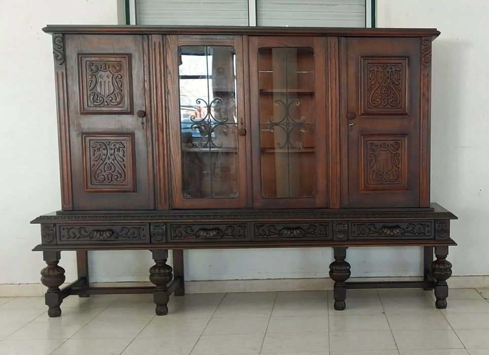 Antigo Móvel Aparador / Cristaleira. Frentes em Madeira Talhada