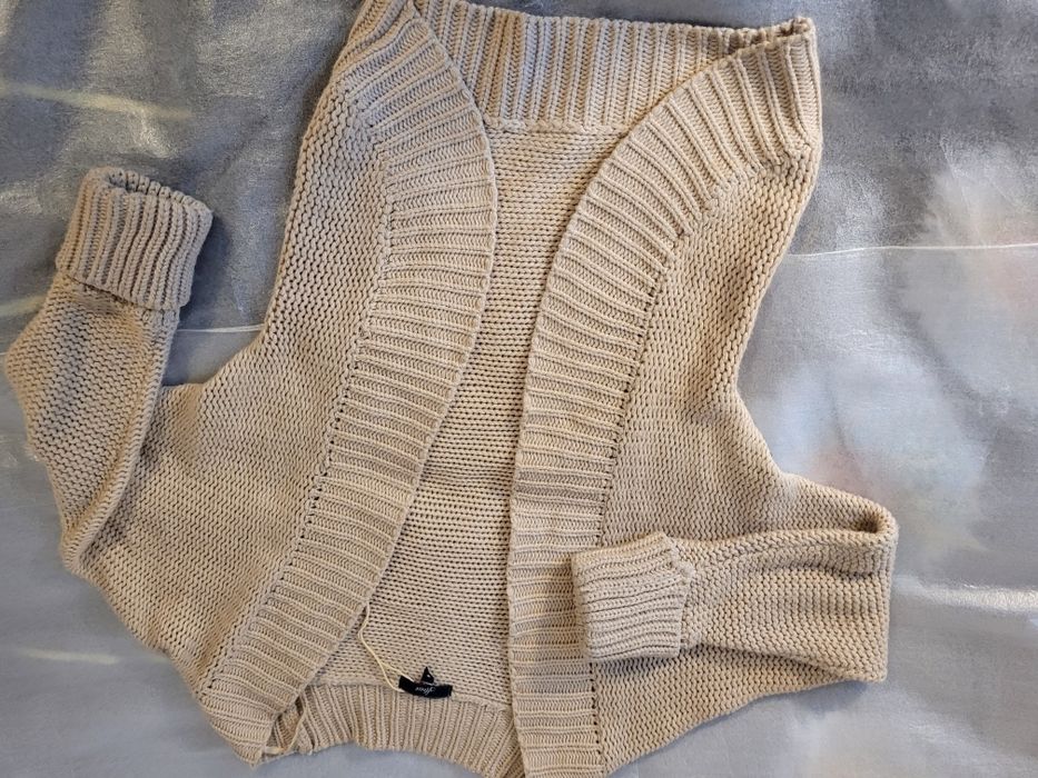 Sweter damski bez zapięcia.