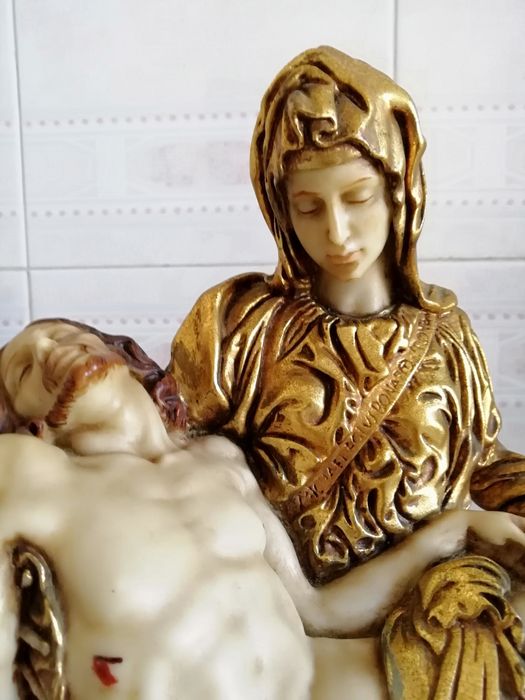 Estatueta La Pietá