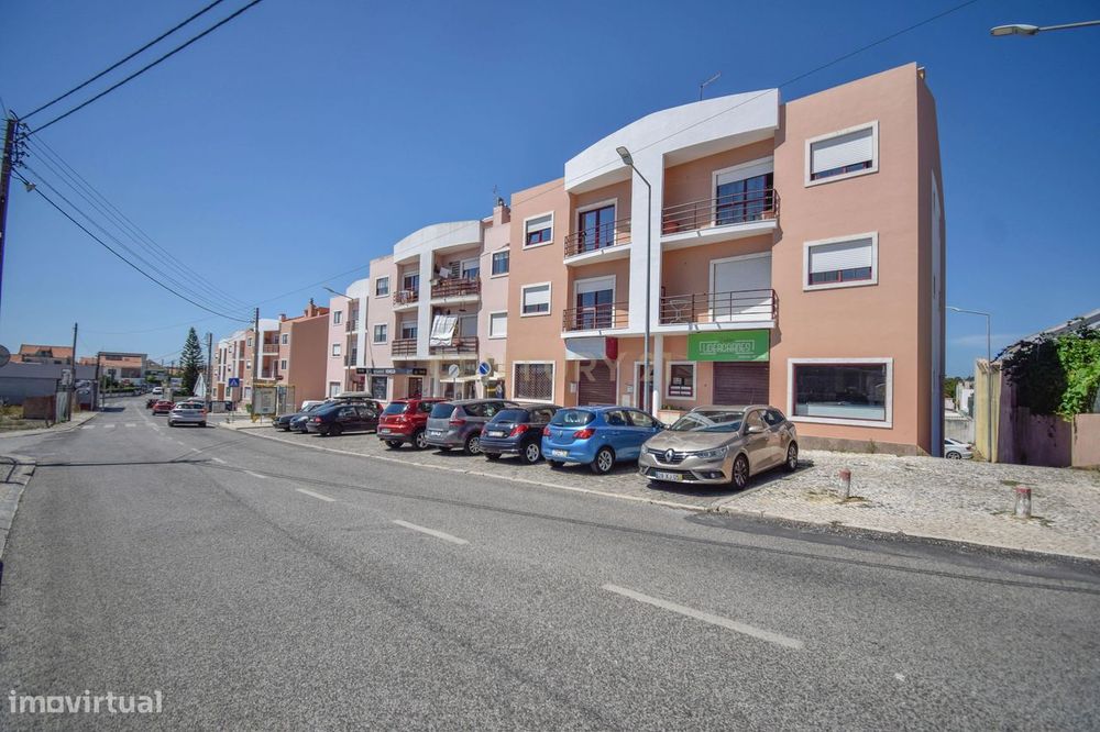 Apartamento T3, com 107 m² de área útil, estúdio musical com 40 m² e g