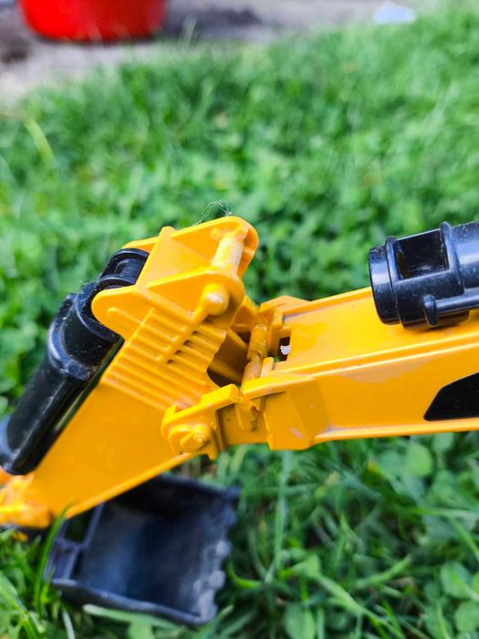 Koparka CAT firmy bruder