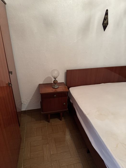 Mobilia de quarto com cama de casal e colchão