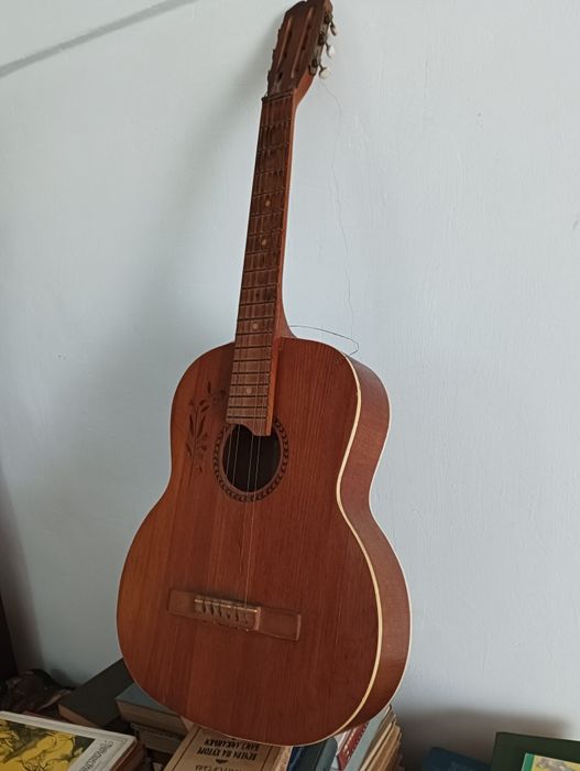 Гитара шестиструнная.