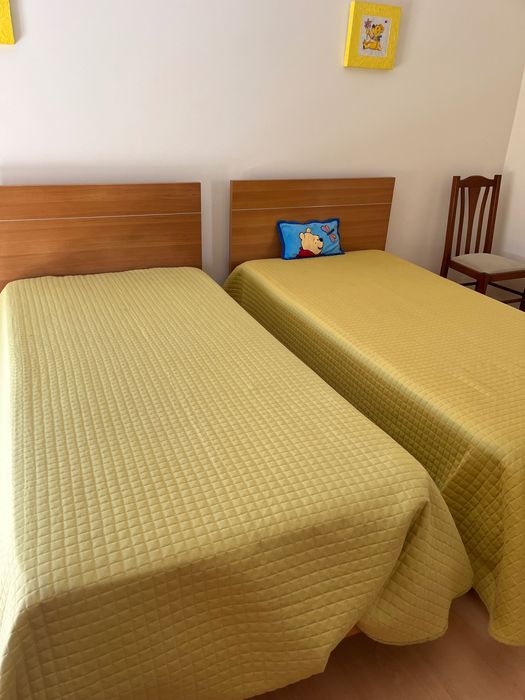 Quarto criança  2 camas + mesa de cabeceira
