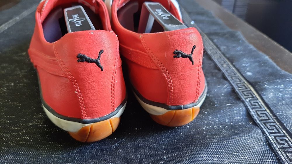 Czerwone trampki firmy PUMA