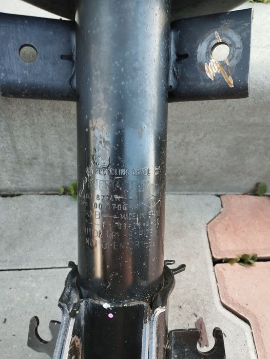 Передній амортизатор Renault Master 3