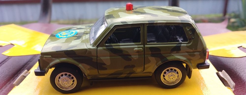 Модель автомобіля Нива Автопром у камуфляжі