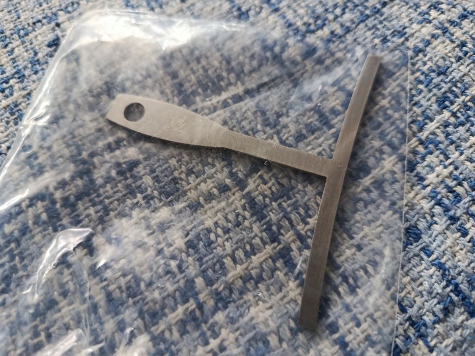 Diversos equipamentos de manutenção de guitarra elétrica.