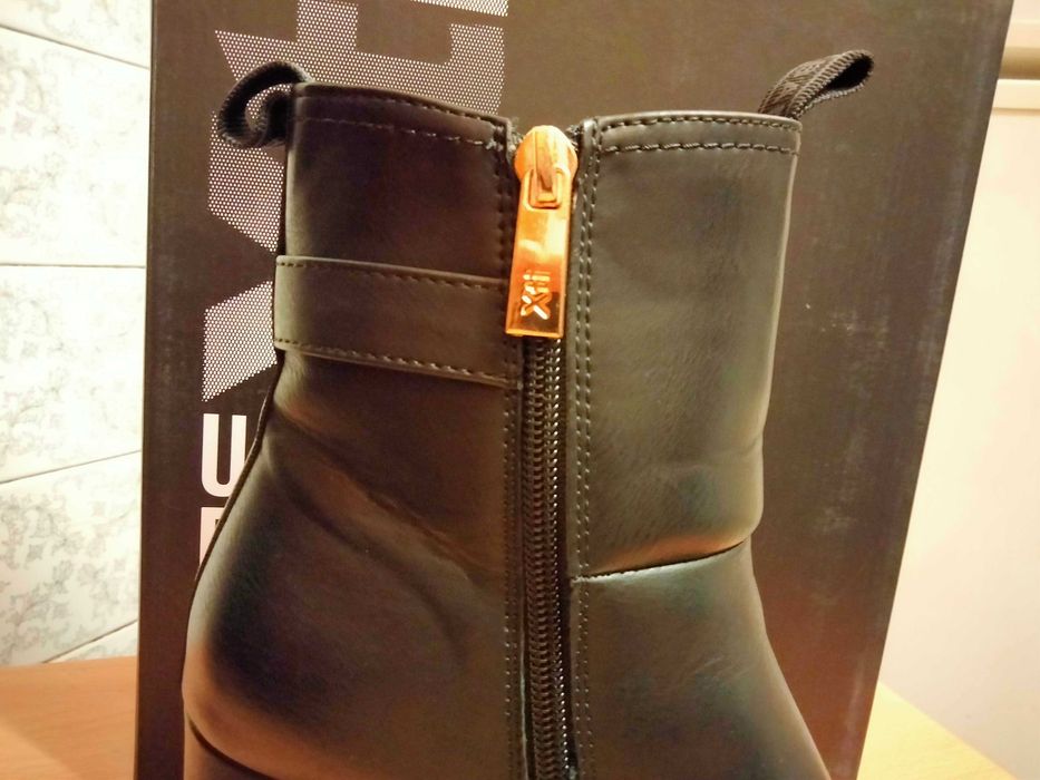 Botas pretas XTI, de salto, tamanho 39