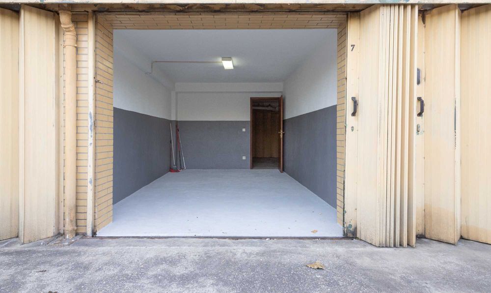 Apartamento T2+1 renovado com garagem fechada | Mafamude