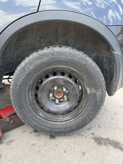 Продам компелкт зимней резины + диски 215/65/16 Lassa Iceways.