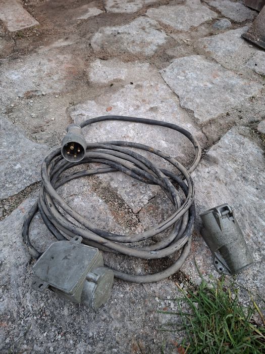Przewod na sile z wtyczkami