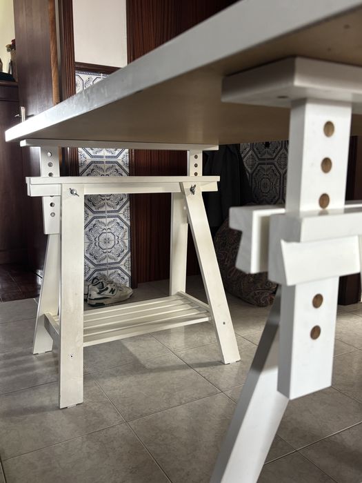 Secretária Com Dois Cavaletes e um Tampo