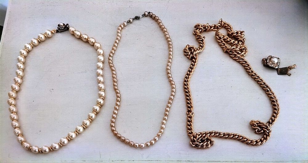 Brincos vintage compridos metal e pedras
