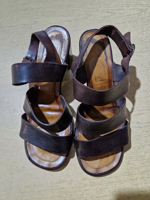 Sandały skórzane na obcasie brązowe