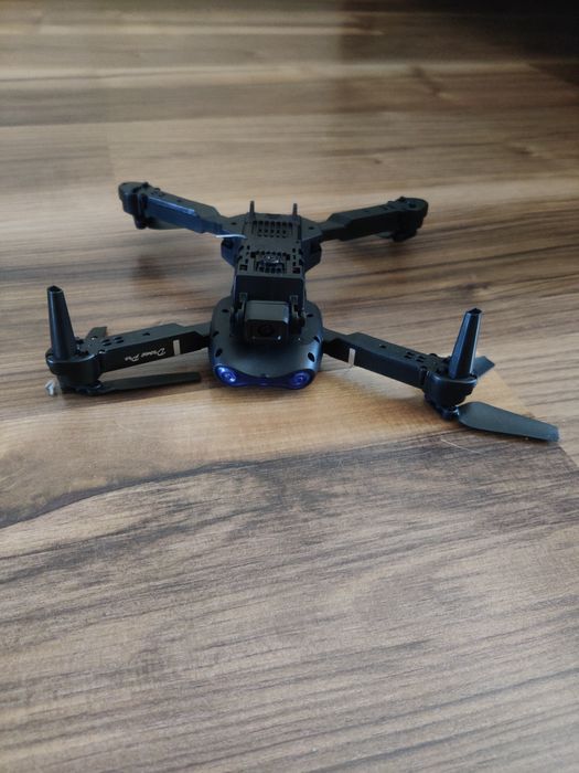 Квадракоптер Е99