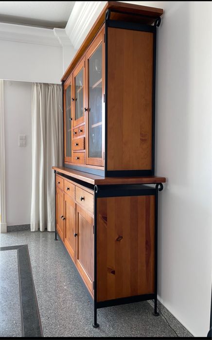 Mobília de sala com louceiro, mesa e cadeiras.